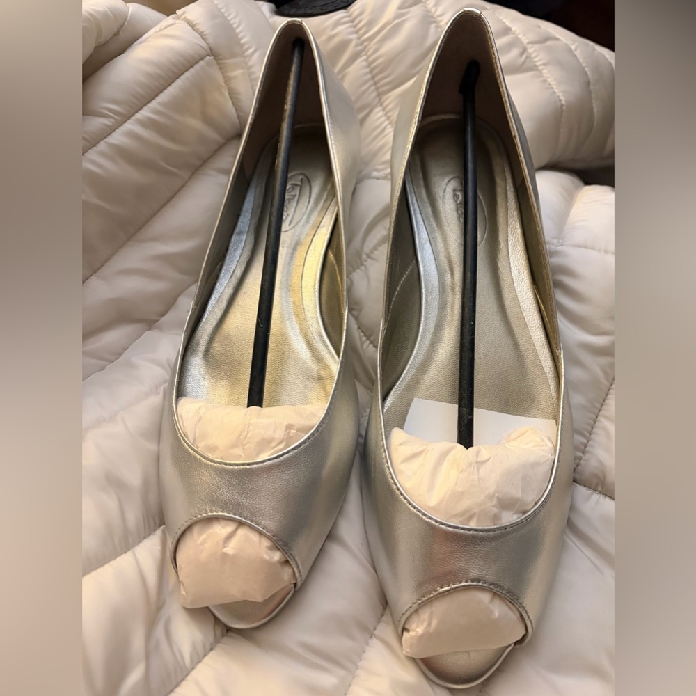 * New Talbots Sonata7 Silver Leather Peep Toe Flats SZ 9.5 Wide *